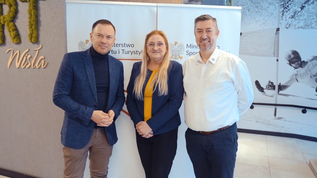 troje ludzi pozuje do zdjęcia