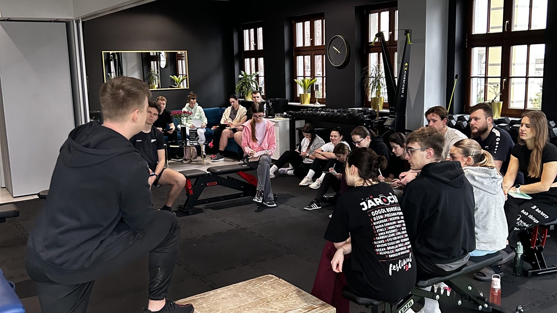 grupa ludzi na ćwiczeniach fizjoterapeutycznych