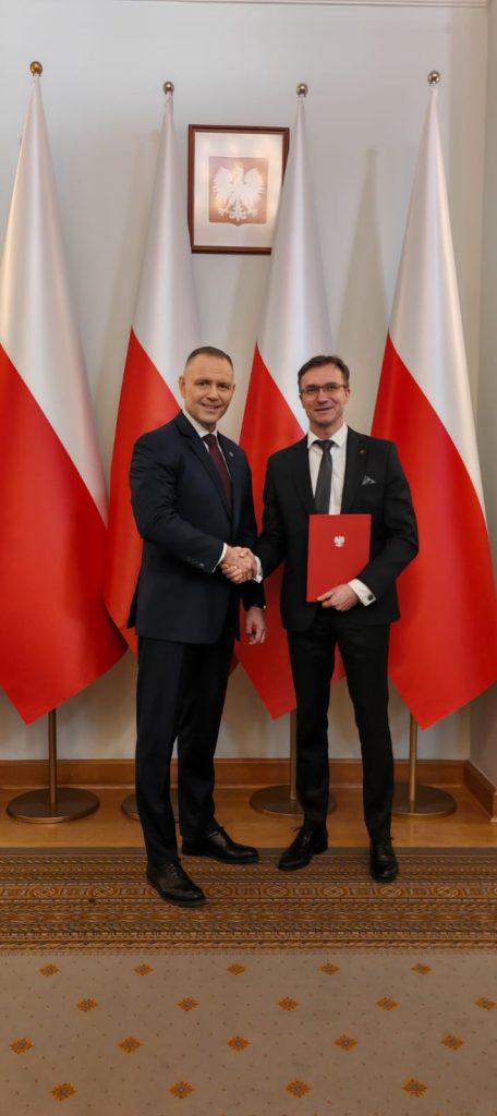 dwóch mężczyzn na tle