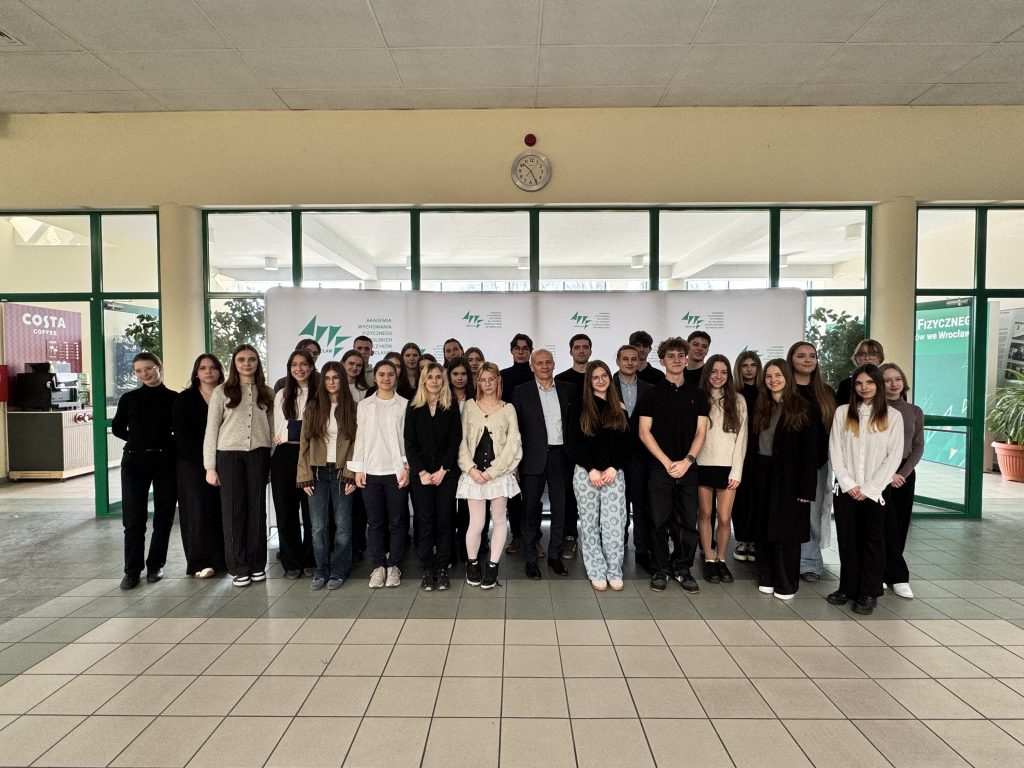 grupa młodych ludzi pozuje do zdjęcia