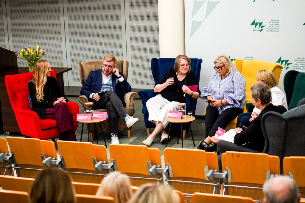 panel dyskusyjny, uczestnicy siedzą w fotelach