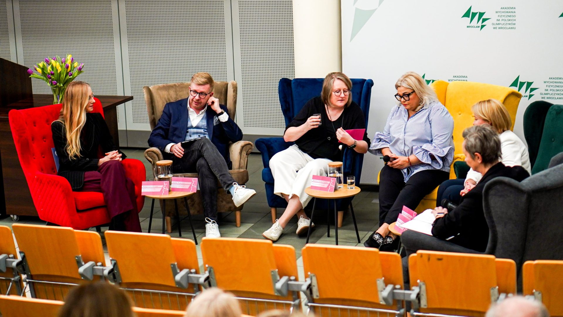 panel dyskusyjny, uczestnicy siedzą w fotelach