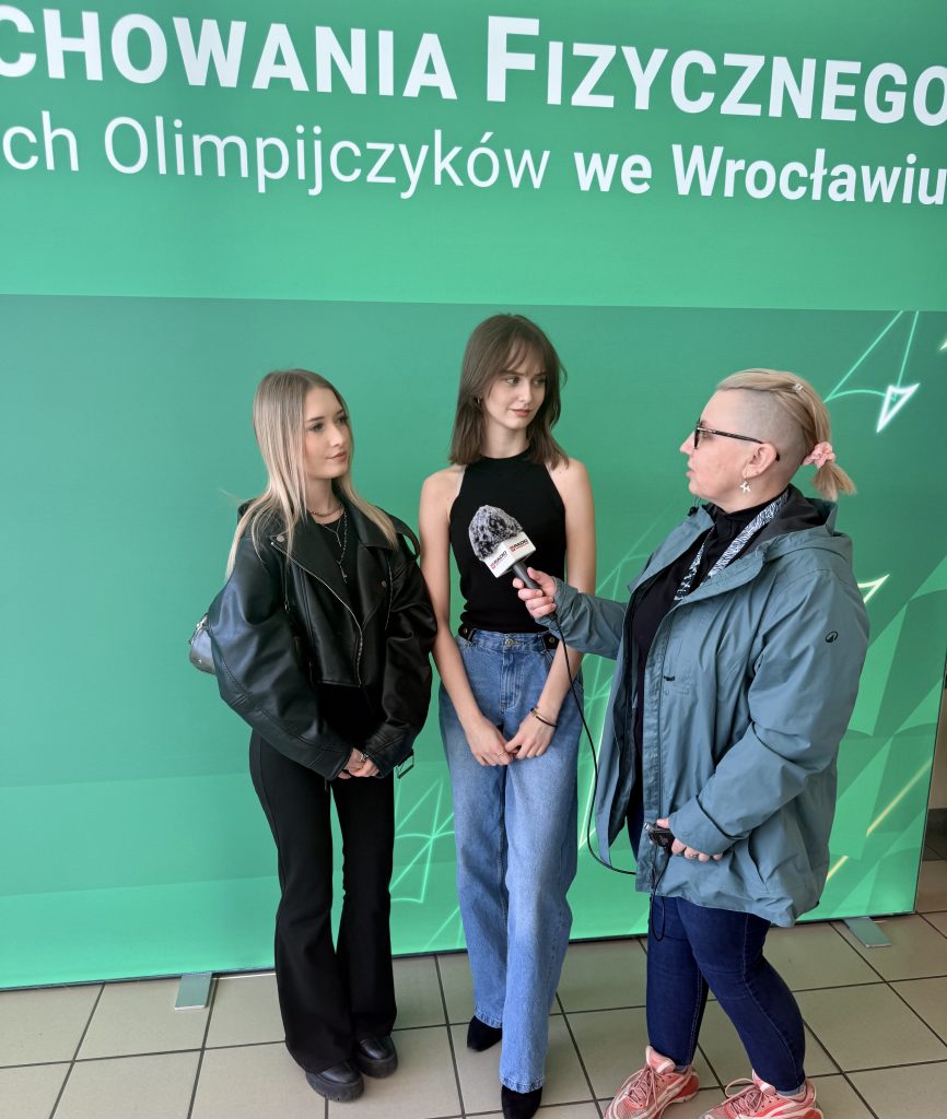 dwie studentki udzielają wywiadu dziennikarce z radia