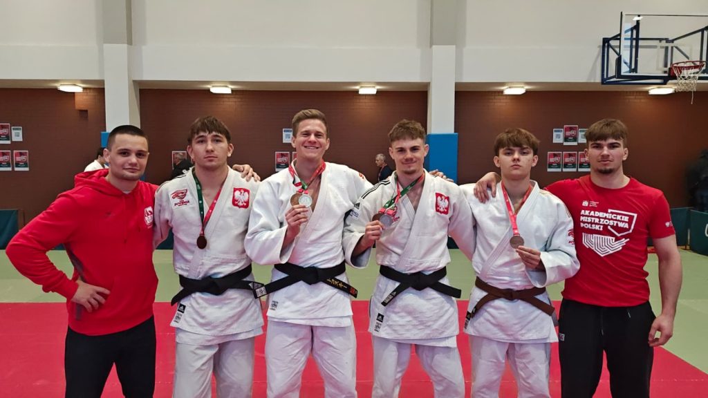 Kilku mężczyzn w białych strojach do judo