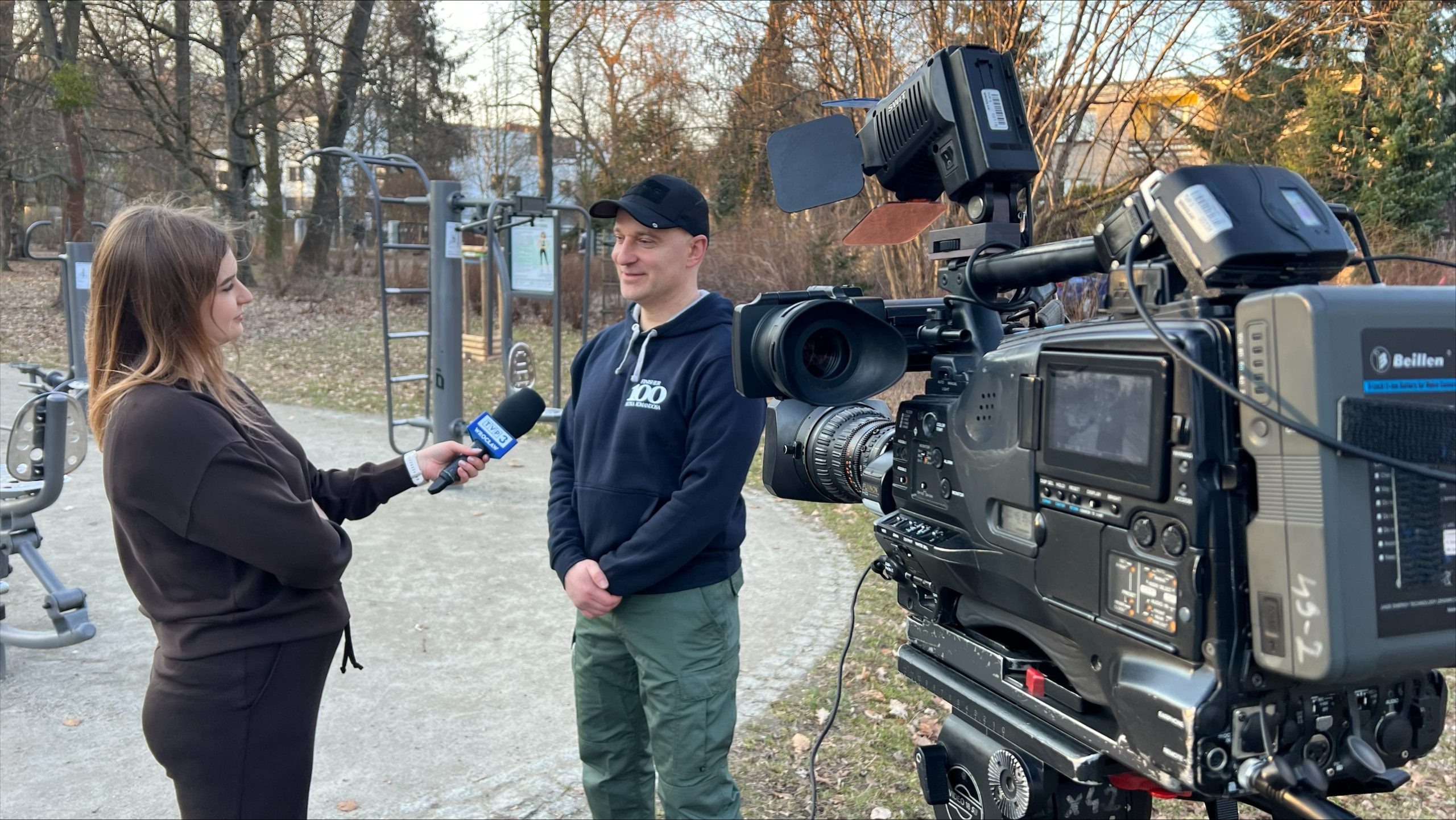 Wiosna to dobry moment, by wrócić do ruchu. Jak ćwiczyć mądrze na siłowni plenerowej? Wywiad z dr. Pawłem Posłusznym w TVP 3 Wrocław
