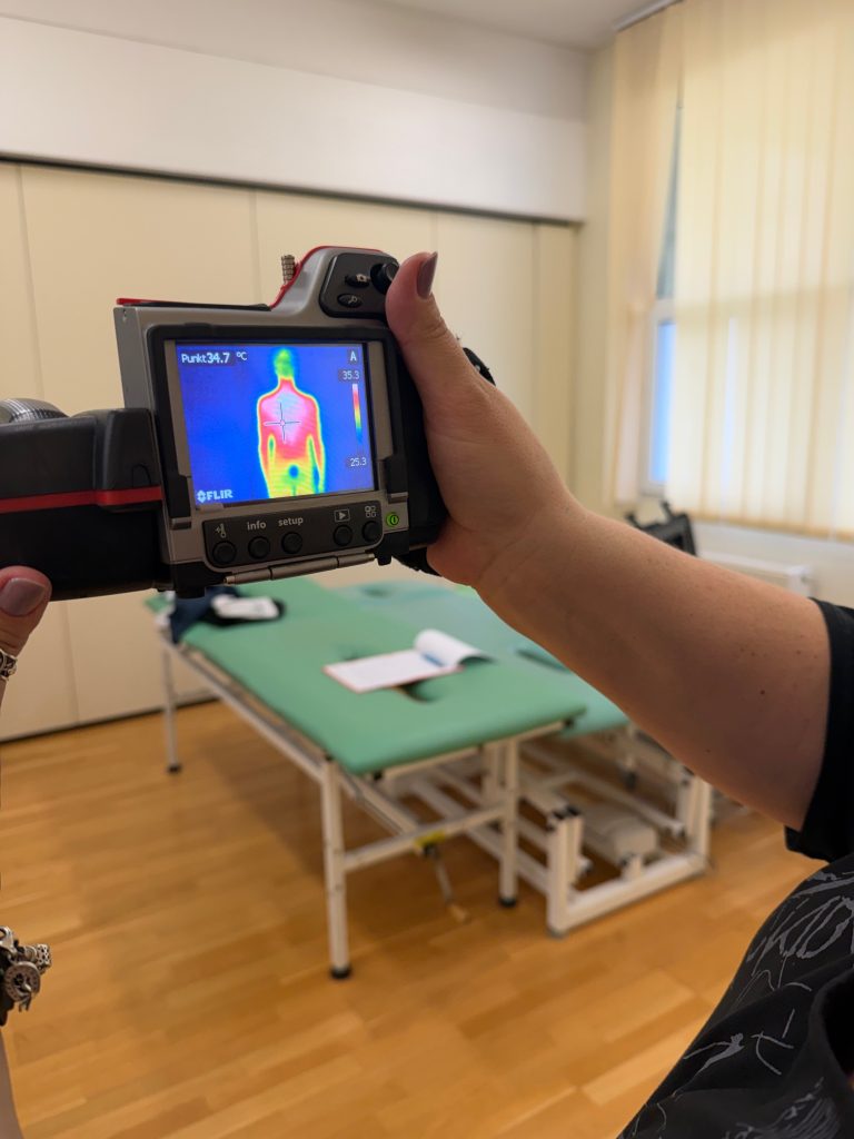 łóżko do masażu i kamera