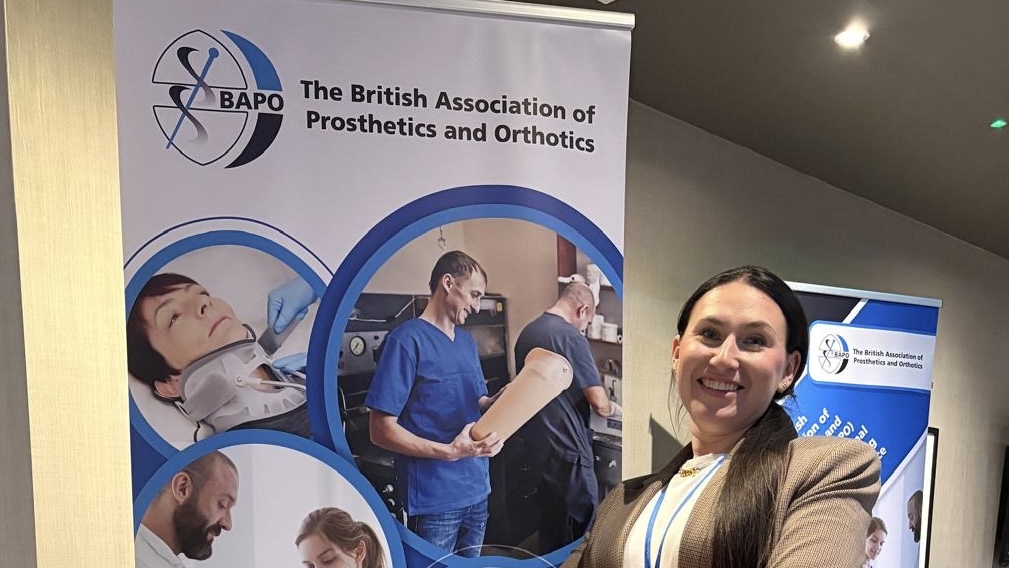 Dr Elżbieta Piątek-Krzywicka z Wydziału Fizjoterapii prezentuje wyniki badań międzynarodowego projektu badawczego w Oksfordzie